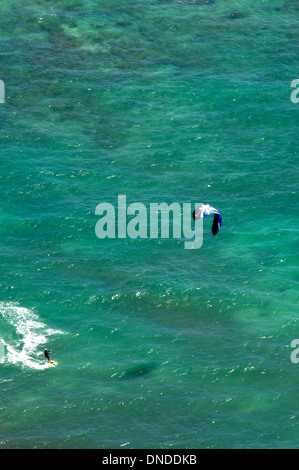 Parapente l'homme dans les eaux près de Honolulu, Hawaii Banque D'Images