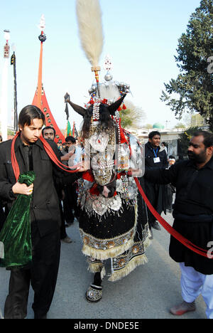 Islamabad. Dec 23, 2013. Les musulmans chiites pakistanais participent à une procession religieuse à Islamabad, capitale du Pakistan le 23 décembre 2013. Les musulmans chiites pakistanais détenus procession religieuse pour marquer le 40e jour de deuil après l'anniversaire de la mort de l'Imam Hussein, le petit-fils du Prophète Mohammed, ainsi que ses proches et partisans à la bataille de Kerbala en Irak moderne-jour en l'an 680. Credit : Saadia Seher/Xinhua/Alamy Live News Banque D'Images