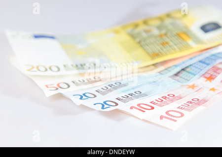 L'euro se trouvant sur d'autres notes avec lumière fond blanc Banque D'Images