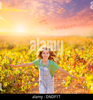 Kid farmer girl fonctionnant en champ vignoble en automne feuilles rouges Banque D'Images