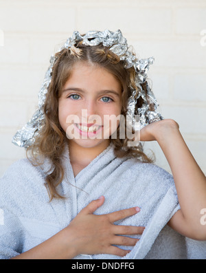Funny kid girl smiling avec sa coloration des cheveux avec des yeux bleu aluminium Banque D'Images