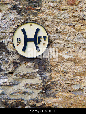 Un poteau incendie signe sur un mur de pierre dans la région des Cotswolds Wiltshire, UK Banque D'Images