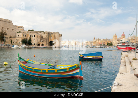 Un bateau de pêche traditionnel maltais (luzzu) dans Dockyard Creek dans les trois villes, de Malte. Banque D'Images