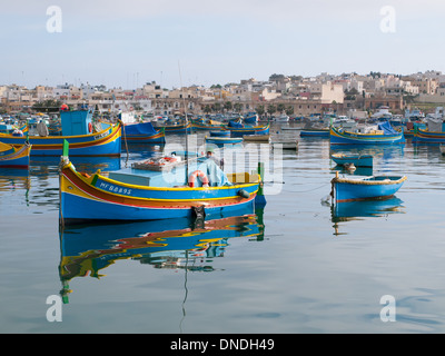 Un pêcheur Maltais, colorés, de luzzu bateau de pêche traditionnel dans le port de Marsaxlokk Marsaxlokk à Malte. Banque D'Images