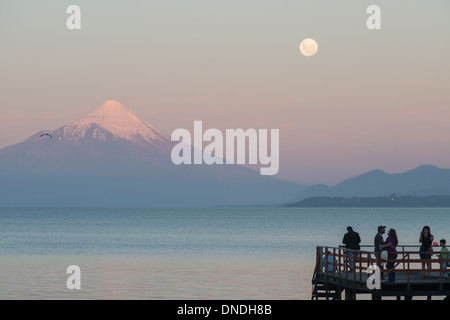 Pleine lune sur le Lac Llanquihue et d'Osorno Vocano vu de Puerto Varas Chili Banque D'Images