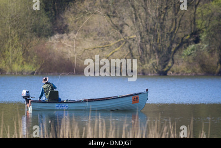 Pêche à la mouche l'homme à partir d'un bateau à rames sur Blagdon Lake dans le Somerset UK Banque D'Images