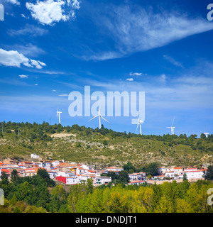 Cuenca San Martin de Boniches village avec des moulins à vent au début de l'automne de l'Espagne Banque D'Images