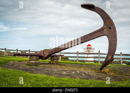 Les objets de l'épave du littoral, Phare et old anchor de Flagstaff Hill Village Maritime, Warrnambool, Australie Banque D'Images