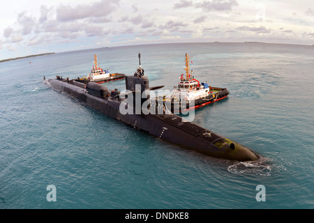 Les marins à bord de l'US Navy le sous-marin lance-missiles USS la Géorgie à se préparer pour amarrer le long de la soumission sous-marin USS Emory S. Land à la facilité de soutien d'Marine Diego Garcia, 13 décembre 2013 à Diego Garcia, territoire britannique de l'Océan Indien. Banque D'Images