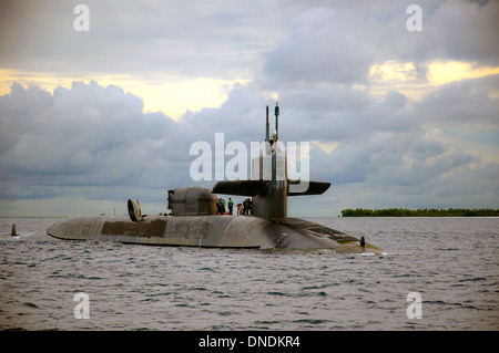 Les marins à bord de l'US Navy le sous-marin lance-missiles USS la Géorgie à se préparer à quai à la facilité de soutien d'Marine Diego Garcia, 12 décembre 2013 à Diego Garcia, territoire britannique de l'Océan Indien. Banque D'Images