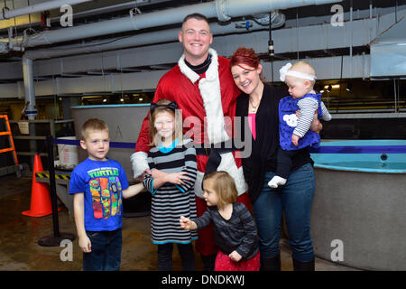 US Army Premier lieutenant Nick Aldridge pose avec sa famille que de la Noël au centre commercial Mall of America's Sea Life Aquarium après son retour aux États-Unis à partir d'un déploiement en Afghanistan, le 22 décembre 2013 à Bloomington, MN. Banque D'Images