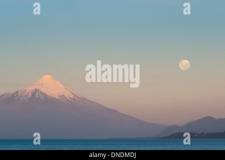 Pleine lune sur le Lac Llanquihue et d'Osorno Vocano vu de Puerto Varas Chili Banque D'Images