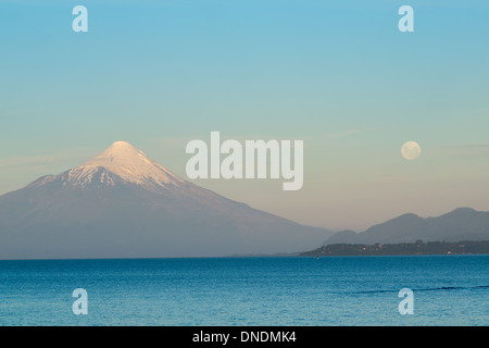 Pleine lune sur le Lac Llanquihue et d'Osorno Vocano vu de Puerto Varas Chili Banque D'Images