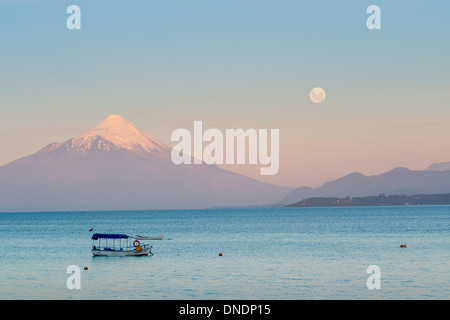 Pleine lune sur le Lac Llanquihue et d'Osorno Vocano vu de Puerto Varas Chili Banque D'Images