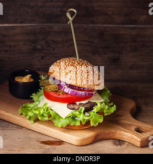 Burger à la viande et aux verts fond de bois Banque D'Images