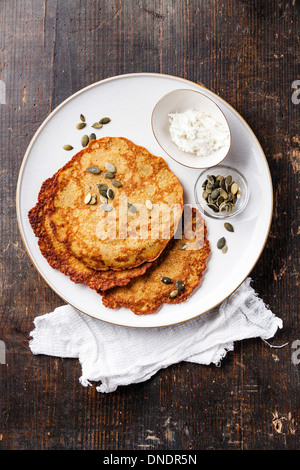 Crêpes à la citrouille citrouille sur fond de bois Banque D'Images