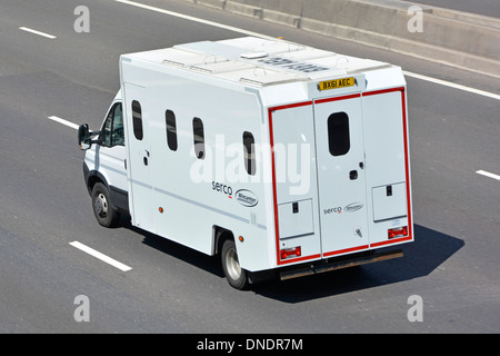 Vue latérale arrière et arrière de l'antenne Serco Wincanton prison van sur l'autoroute britannique M25 Banque D'Images