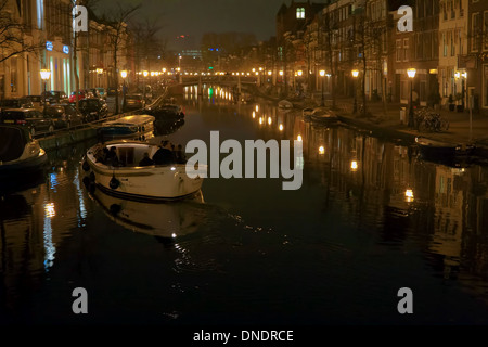 Voyage romantique en bateau de nuit, dans le centre-ville historique de Leyde, Hollande du Sud, pays-Bas. Banque D'Images