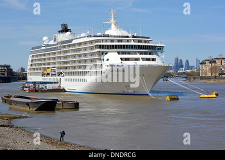Le monde flottant hôtel et bateau de croisière amarré sur la Tamise avec lointain City de Londres Banque D'Images