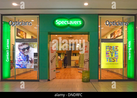 Le client à l'intérieur de Specsavers Opticiens Shop ouvre la fenêtre du magasin Test visuel sans affiche centre commercial Lakeside Thurrock Essex Angleterre Royaume-Uni Banque D'Images