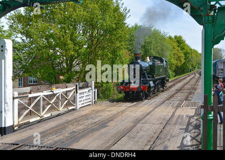 L'approche de la locomotive à vapeur 4141 passage à niveau sur l'Epping Ongar heritage railway station North Weald à Banque D'Images