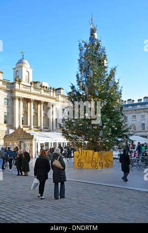 Cour historique de Somerset House avec décorations d'arbres de Noël et personnes appréciant l'arène de patinage sur glace extérieure au Strand London Angleterre Banque D'Images