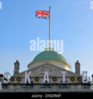 Skate sign & Union Européenne Drapeau sur le toit de Somerset House quand la cour est reprise par une saison de Noël patinoire publique Strand London England UK Banque D'Images