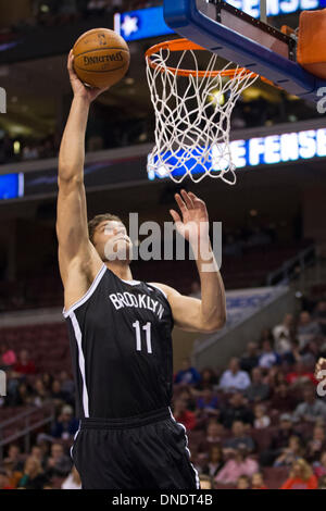 20 décembre 2013 : Filets de Brooklyn center Brook Lopez (11) tire la balle pendant le jeu NBA entre les Brooklyn nets et les Philadelphia 76ers au Wells Fargo Center de Philadelphie, Pennsylvanie. Les 76ers a gagné 121-120 en prolongation. Christopher (Szagola/Cal Sport Media) Banque D'Images