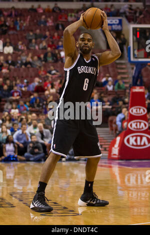 20 décembre 2013 Filets de Brooklyn : garde de tir Alan Anderson (6) a l'air d'adopter au cours de la NBA match entre les Brooklyn nets et les Philadelphia 76ers au Wells Fargo Center de Philadelphie, Pennsylvanie. Les 76ers a gagné 121-120 en prolongation. Christopher (Szagola/Cal Sport Media) Banque D'Images