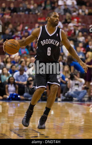 20 décembre 2013 Filets de Brooklyn : garde de tir Alan Anderson (6) en action au cours de la NBA match entre les Brooklyn nets et les Philadelphia 76ers au Wells Fargo Center de Philadelphie, Pennsylvanie. Les 76ers a gagné 121-120 en prolongation. Christopher (Szagola/Cal Sport Media) Banque D'Images