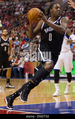 20 décembre 2013 : Filets de Brooklyn center Andray Blatche (0) en action au cours de la NBA match entre les Brooklyn nets et les Philadelphia 76ers au Wells Fargo Center de Philadelphie, Pennsylvanie. Les 76ers a gagné 121-120 en prolongation. Christopher (Szagola/Cal Sport Media) Banque D'Images