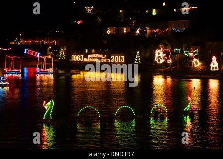 Les lumières de Noël au port de Mousehole, Cornwall, UK Banque D'Images