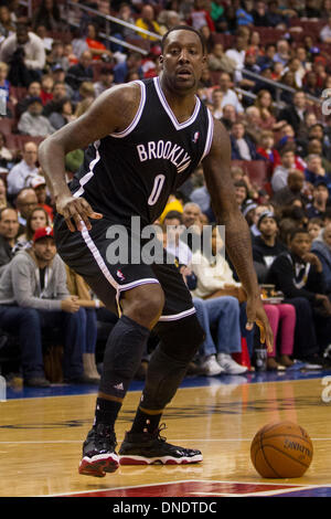 20 décembre 2013 : Filets de Brooklyn center Andray Blatche (0) en action au cours de la NBA match entre les Brooklyn nets et les Philadelphia 76ers au Wells Fargo Center de Philadelphie, Pennsylvanie. Les 76ers a gagné 121-120 en prolongation. Christopher (Szagola/Cal Sport Media) Banque D'Images