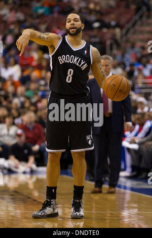 20 décembre 2013 : point guard Brooklyn Nets Deron Williams (8) en action au cours de la NBA match entre les Brooklyn nets et les Philadelphia 76ers au Wells Fargo Center de Philadelphie, Pennsylvanie. Les 76ers a gagné 121-120 en prolongation. Christopher (Szagola/Cal Sport Media) Banque D'Images