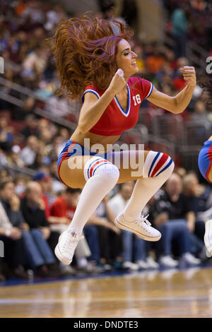 20 décembre 2013 : Philadelphia 76ers Dream Team en action au cours de la NBA match entre les Brooklyn nets et les Philadelphia 76ers au Wells Fargo Center de Philadelphie, Pennsylvanie. Les 76ers a gagné 121-120 en prolongation. Christopher (Szagola/Cal Sport Media) Banque D'Images