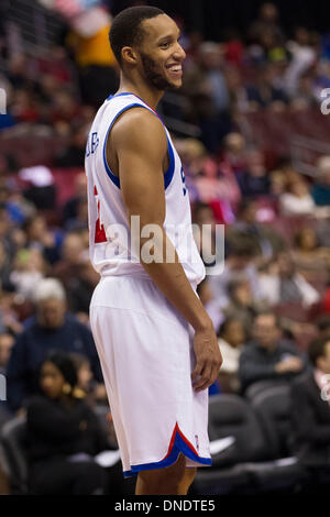 20 décembre 2013 : Philadelphia 76ers petit ailier Evan Turner (12) sourit pendant le jeu NBA entre les Brooklyn nets et les Philadelphia 76ers au Wells Fargo Center de Philadelphie, Pennsylvanie. Les 76ers a gagné 121-120 en prolongation. Christopher (Szagola/Cal Sport Media) Banque D'Images