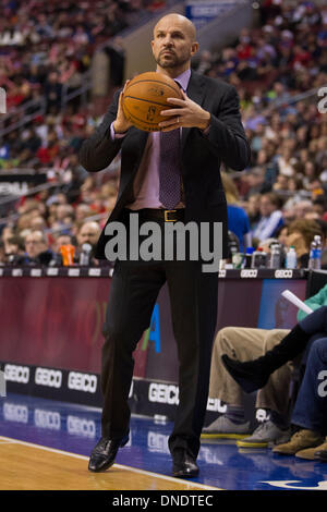 20 décembre 2013 Filets de Brooklyn : entraîneur-chef Jason Kidd ressemble sur avec la balle pendant le jeu NBA entre les Brooklyn nets et les Philadelphia 76ers au Wells Fargo Center de Philadelphie, Pennsylvanie. Les 76ers a gagné 121-120 en prolongation. Christopher (Szagola/Cal Sport Media) Banque D'Images