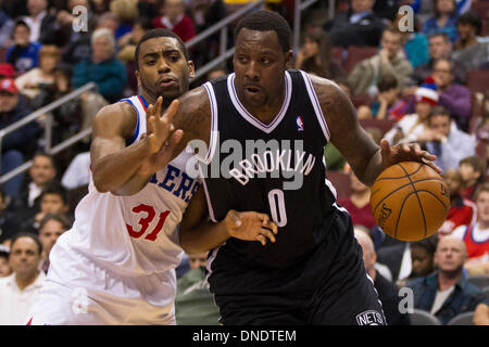 20 décembre 2013 : Filets de Brooklyn center Andray Blatche (0) disques durs pour le panier avec les Philadelphia 76ers petit ailier Hollis Thompson (31) le garder pendant le jeu NBA entre les Brooklyn nets et les Philadelphia 76ers au Wells Fargo Center de Philadelphie, Pennsylvanie. Les 76ers a gagné 121-120 en prolongation. Christopher (Szagola/Cal Sport Media) Banque D'Images