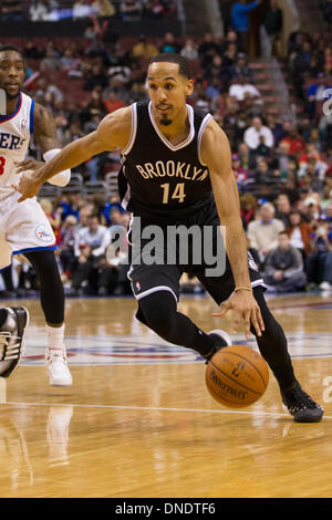 20 décembre 2013 Filets de Brooklyn : pointe de la garde Shaun Livingston (14) en action au cours de la NBA match entre les Brooklyn nets et les Philadelphia 76ers au Wells Fargo Center de Philadelphie, Pennsylvanie. Les 76ers a gagné 121-120 en prolongation. Christopher (Szagola/Cal Sport Media) Banque D'Images