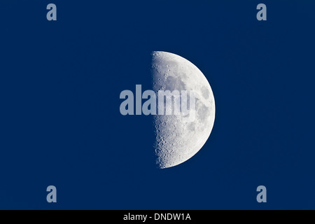 21 avril 2010 - Premier quartier de lune pris près de coucher du soleil avec ciel lumineux encore dans le crépuscule. Banque D'Images