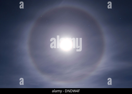 22 novembre 2004 - Halo autour de pleine lune prises près de Gleichen, Alberta, Canada. Banque D'Images