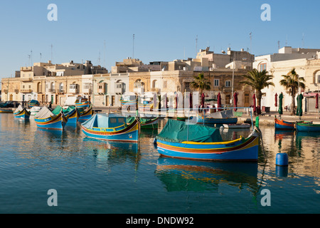 Vue de couleurs, luzzi traditionnels (luzzu) bateaux de pêche au port de Marsaxlokk Marsaxlokk, Malte. Banque D'Images