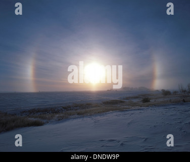 Halo solaire et sundogs, dans le sud de l'Alberta, Canada. Banque D'Images