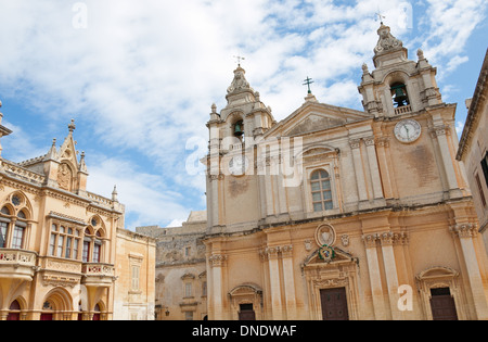 Une vue de la Cathédrale St Paul (à droite), une cathédrale catholique romaine de Mdina, Malte. Banque D'Images