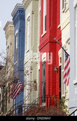 Washington, DC - maisons peintes en rouge, blanc et bleu avec des drapeaux américains dans le quartier historique de Capitol Hill. Banque D'Images