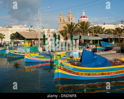 Vue de couleurs, luzzi traditionnels (luzzu) bateaux de pêche au port de Marsaxlokk Marsaxlokk, Malte. Banque D'Images