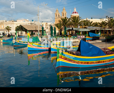 Vue de couleurs, luzzi traditionnels (luzzu) bateaux de pêche au port de Marsaxlokk Marsaxlokk, Malte. Banque D'Images