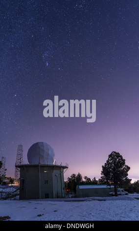 Une ancienne station de l'Armée de l'air tour radar à Mount Lemmon Observatory. Banque D'Images