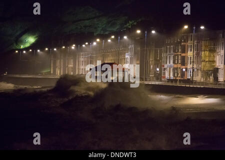 Aberystwyth, Pays de Galles, Royaume-Uni. Le 24 décembre, 2013. Des coups de vent provoquer de très grosse mer à marée haute sur le milieu de la côte du Pays de Galles. La promenade de l'Ondes suriner la veille de Noël, après deux jours de tempête, des conditions très atgof Crédit :.co/Alamy Live News Banque D'Images