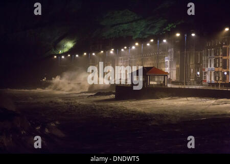 Aberystwyth, Pays de Galles, Royaume-Uni. Le 24 décembre, 2013. Des coups de vent provoquer de très grosse mer à marée haute sur le milieu de la côte du Pays de Galles. La promenade de l'Ondes suriner la veille de Noël, après deux jours de tempête, des conditions très atgof Crédit :.co/Alamy Live News Banque D'Images